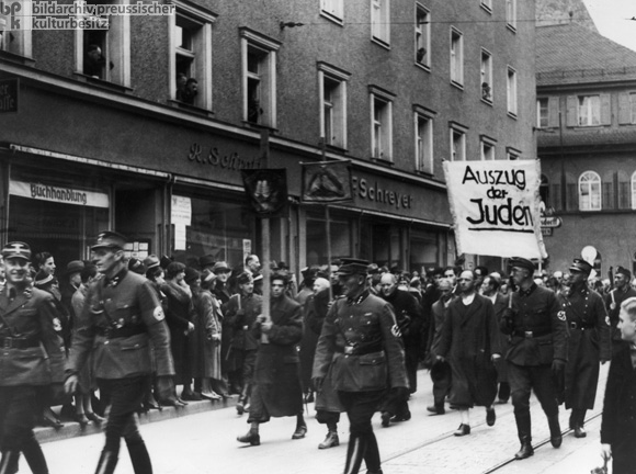 Am Morgen nach der Kristallnacht in Regensburg: Juden werden zum Bahnhof geführt (10. November 1938) 